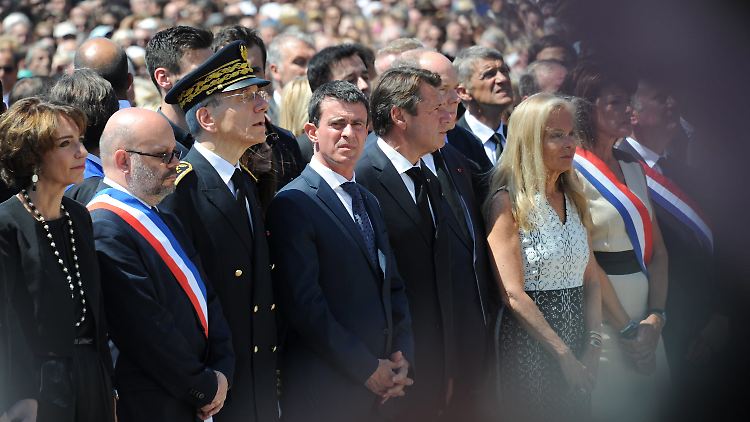 Premierminister Manuel Valls (Mitte) hat offenbar keinen guten Stand bei den Franzosen.