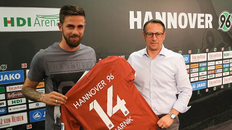 Harnik und Hannovers Sportchef Bader.