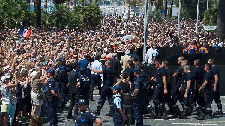 Trauer in Frankreich: Die Menschen in Nizza legten eine Schweigeminute für die Opfer ein.