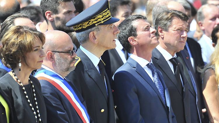 Valls (2.v.r.) bei der Trauerfeier in Nizza