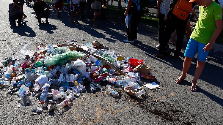 An dem Ort, an dem der Attentäter starb, haben Menschen Müll aufgetürmt.