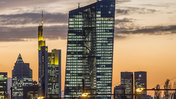 Mit dem Kauf von Firmenanleihen dringt die EZB in immer mehr Märkte vor, in denen sie für Kritiker nichts zu suchen hat.