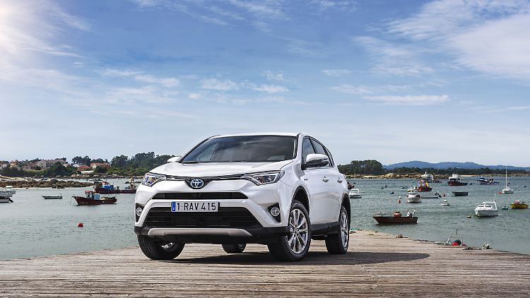Als Alternative zu Benzin- und Dieselmodellen fährt der Toyota RAV4 nun auch als Hybrid vor.