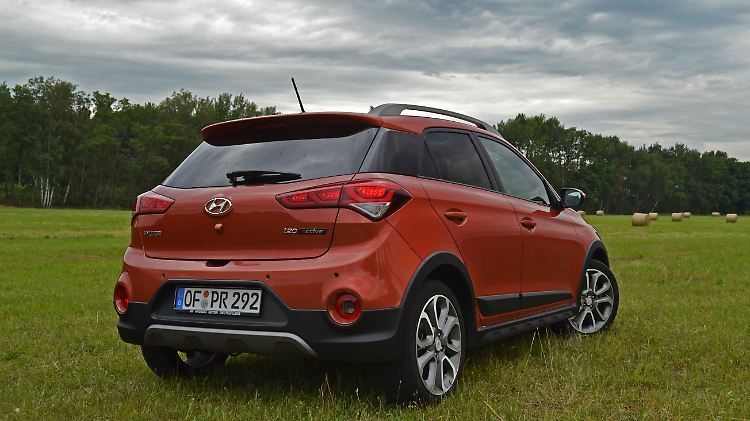 Der Unterfahrschutz und die seitlichen Verplankungen lassen den Hyundai i20Active fast schon wuchtig dastehen.