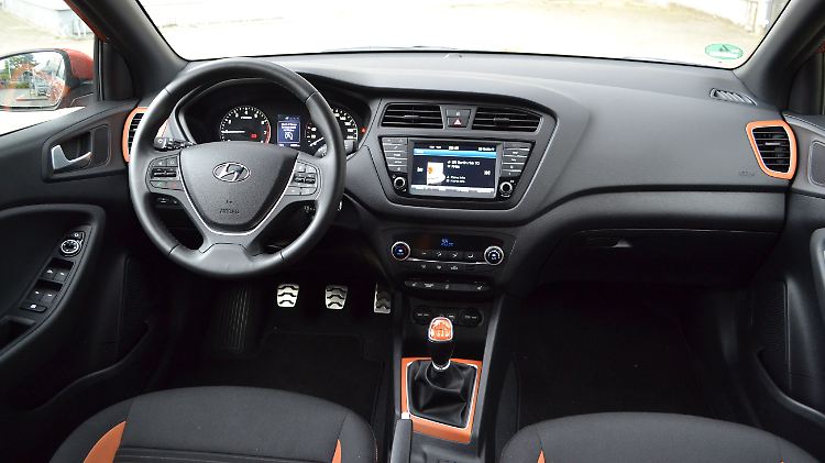 Die farbigen Applikationen peppen das schlichte Interieur des Hyundai i20 Active auf.
