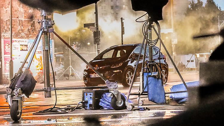 Der neue Opel Ampera-e im Rampenlicht, bei einem Werbe-Shoot in Berlin.