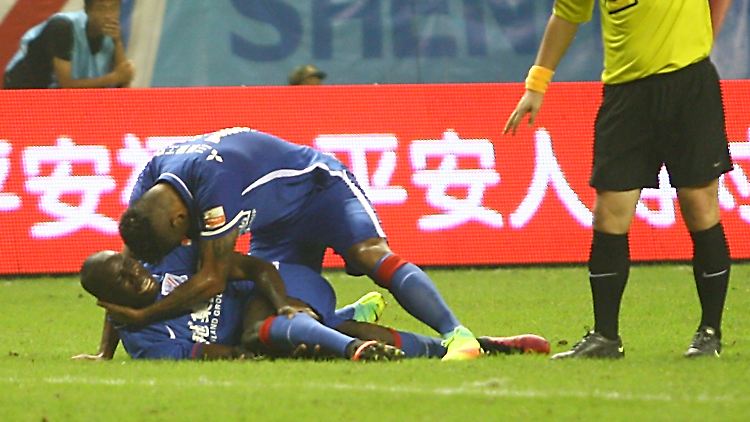 Demba Ba nach dem Foul, das ihn die Karriere kosten könnte.