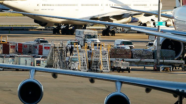 Die Passagiermaschine aus Dubai wurde von Kampfjets begleitet, weil sie ebenfalls Fracht an Bord hatte.