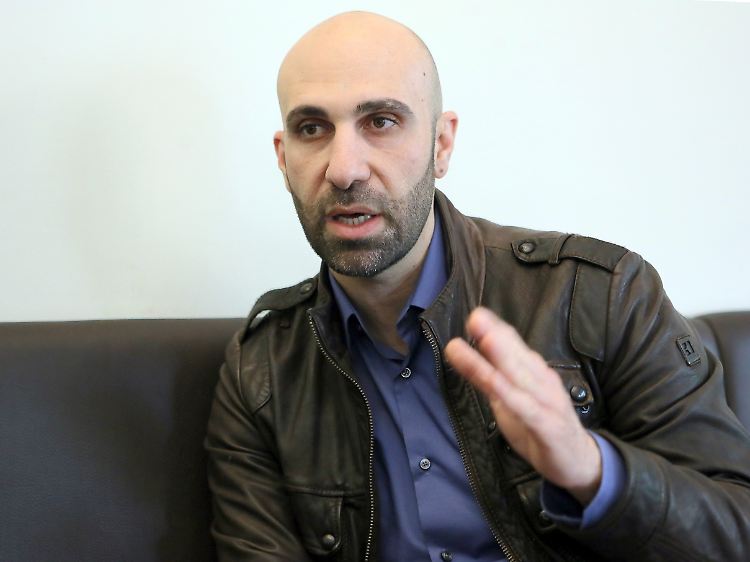 Ahmad Mansour, Jahrgang 1976, ist ein israelisch-arabischer Psychologe und Autor. Er ist Programmdirektor der European Foundation for Democracy und Sprecher des Muslimischen Forums Deutschland. Ende 2015 erschien bei S. Fischer sein Buch "Generation Allah. Wieso wir im Kampf gegen religiösen Extremismus umdenken müssen".