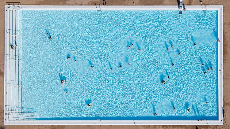 Der Sommer von oben: Besucher im Ricklinger Bad in Hannover.