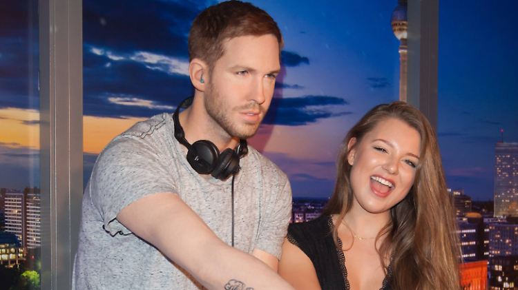 Nee, das ist Joelina Drews, und der Mann neben ihr ist aus Wachs. Neu bei Madame Tussauds in Berlin. 