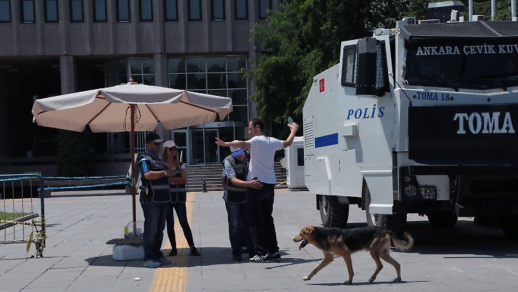 Massive Polizeikontrollen gehören jetzt wieder zum Alltag in der Türkei.