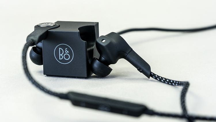Die Kopfhörer Beoplay H5 mit Ladestation.