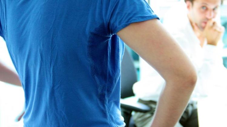 PSchweißflecken durch Hitze oder Stress können den Tag - und die Kleidung - ruinieren. 
