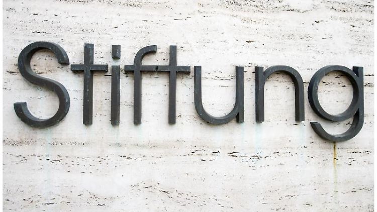 Durch die derzeitige Niedrigzinsphase müssen die Stiftungen ihre Anlagen mit Aktien und weiteren Formen der Unternehmensbeteiligungen ergänzen.