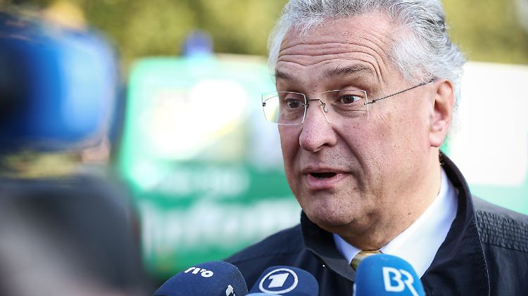 Bayerns CSU-Innenminister Joachim Herrmann will "stärkere Kontrolle über alles behalten, was in unser Land kommt".