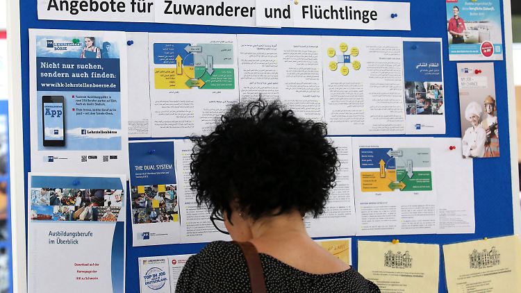 Die Industrie- und Handelskammer in Schwerin hat vergangene Woche ihre erste Ausbildungsmesse für Flüchtlinge veranstaltet.