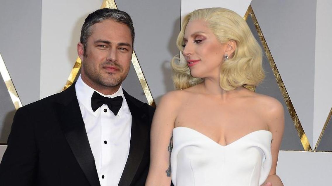 Lady Gaga (R) und Taylor Kinney gönnen sich ein Päuschen. Foto: Mike Nelson
