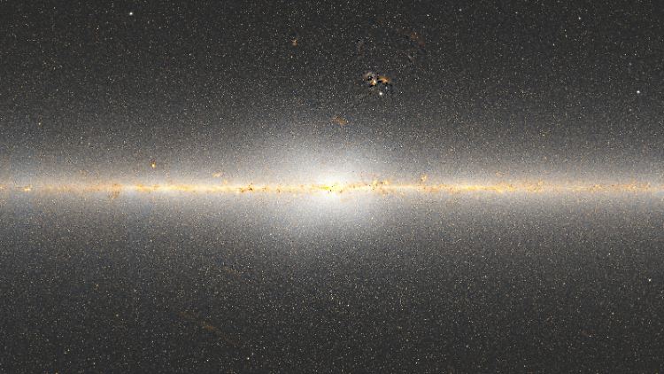 Man sieht es am besten, wenn man aus einer gewissen Distanz aufs Bild schaut: Millionen Sterne bilden im Zentrum der Milchstraße ein riesiges X.