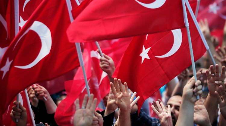 Regierungsanhänger demonstrieren in Istanbul gegen den bereits niedergeschlagenen Militärputsch.
