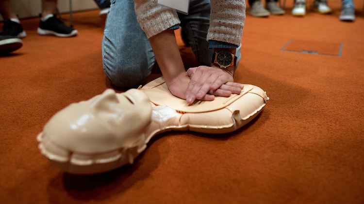 Fachgerecht leitete der Feuerwehr-Disponent die Wiederbelebung der Zweijährigen am Telefon an.