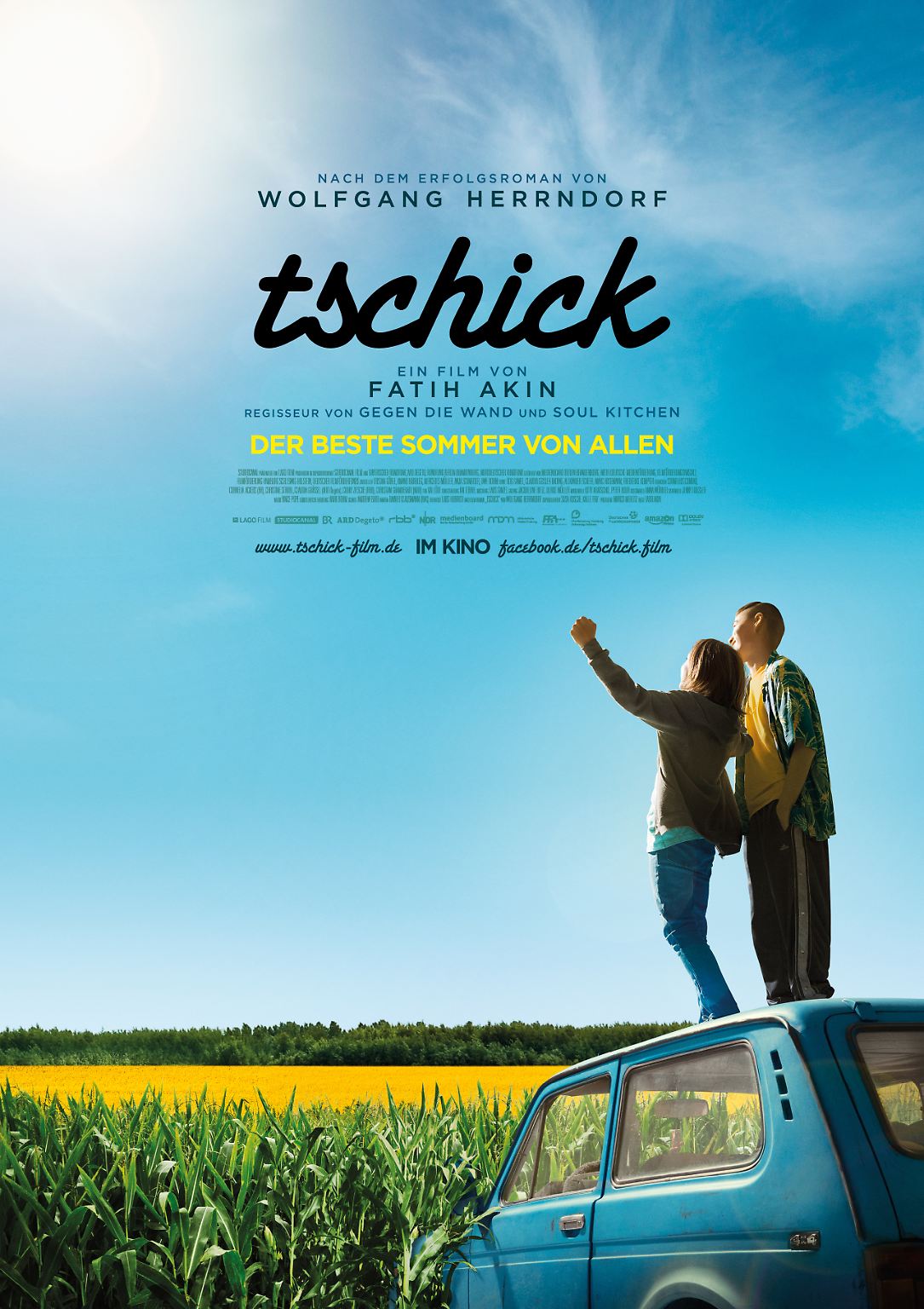 "Tschick", der Ausreißerroman von Wolfgang Herrndorf, wurde seit seinem Erscheinen 2010 mehr als zwei Millionen Mal verkauft, bekam diverse Literaturpreise, wurde in mehr als 20 Sprachen übersetzt und auch für viele Theater als Bühnenstück inszeniert. Nun kommt er auch in die Kinos - Regisseur Fatih Akin hat sich des Erfolgsbuches angenommen. Hier einige Bilder aus dem Film.