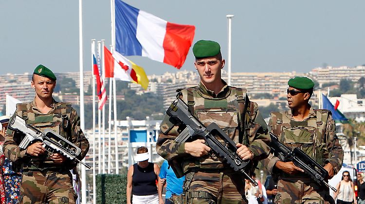 An der Strandpromenade von Nizza patrouillieren Soldaten.