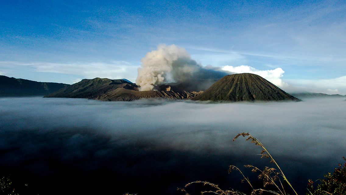 Das Bild zeigt den Ausbruch des Vulkans Bromo heute Morgen.