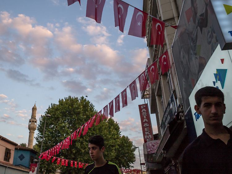 Minarett und Türkei-Flaggen - im Viertel Kasımpaşa wiegen Religion und Nationalismus besonders schwer.
