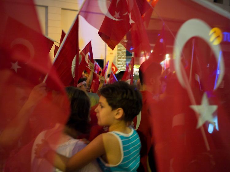 Jeden Abend machen sich in Kasımpaşa und anderen Vierteln Istanbuls Tausende Anhänger des Präsidenten auf den Weg und treffen sich an den großen Plätzen.