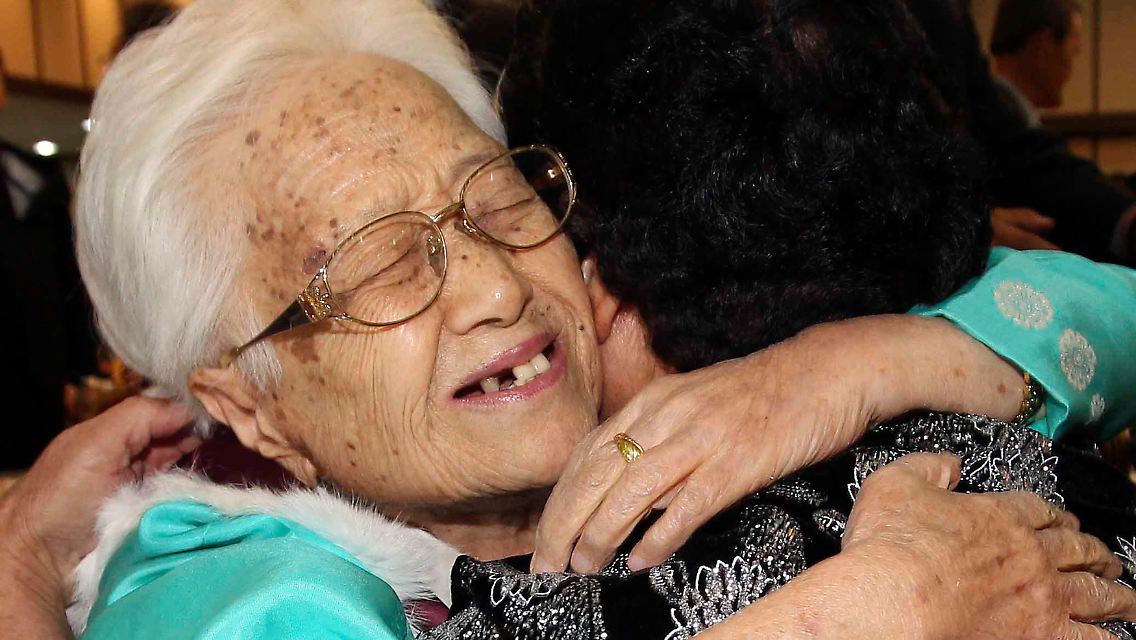 Die 96jährige Kim-Rye-Jung aus Südkorea trifft zum ersten Mal seit Jahrzehnten ihre Tochter, die in Nordkorea lebt.