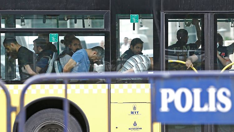 In Bussen waren die festgenommenen mutmaßlichen Putschisten abtransportiert worden - wohin, ist unklar. 