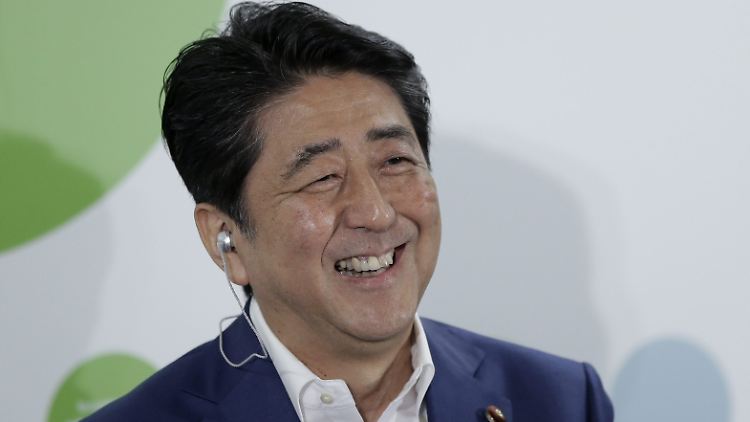 Will wieder Geld in die kriselnde japanische Wirtschaft pumpen: Regierungschef Abe.