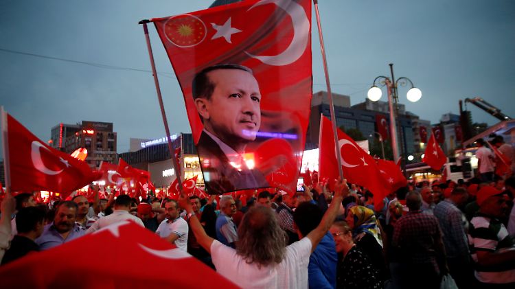 Für die kommenden drei Monate gilt in der Türkei der Ausnahmezustand.