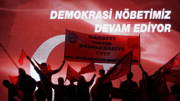 "Nein zum Putsch, Ja zur Demokratie", steht auf dem Banner, dass Demonstranten bei dieser Kundgebung in Istanbul hochhalten.