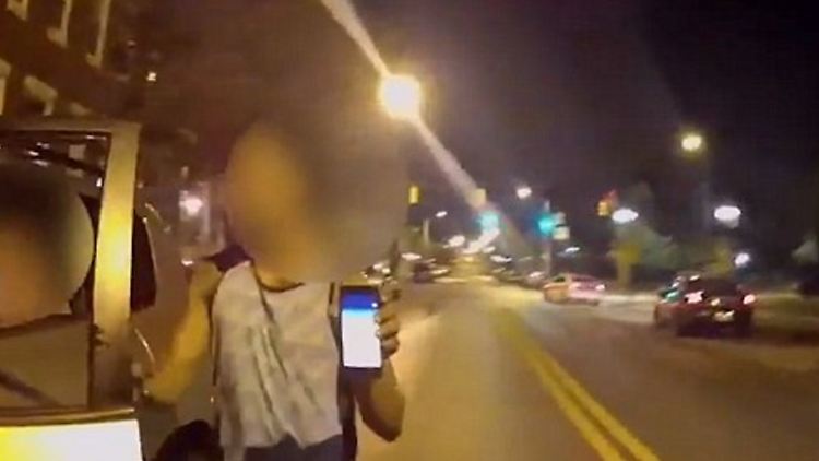 Nach dem Unfall zeigt der Fahrer völlig konsterniert sein Handy.