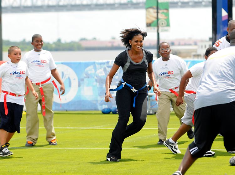 Michelle Obama besetzt zeitgemäße Themen und sagt der Fettleibigkeit bei Kindern energisch den Kampf an.