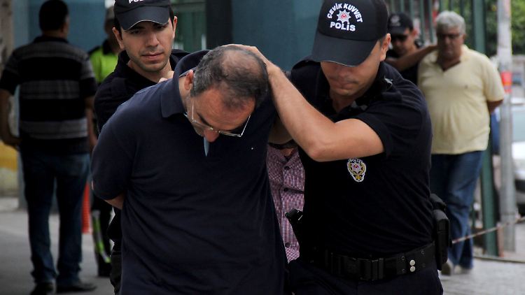 Türkische Polizisten führen einen Mann ab.