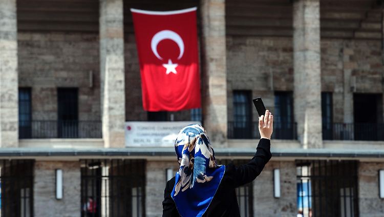 "Mein liebes Volk, gib nicht den heroischen Widerstand auf, den Du für Dein Land, Deine Heimat und Deine Fahne gezeigt hast", heißt es in der SMS von Präsident Erdogan an alle Türken.