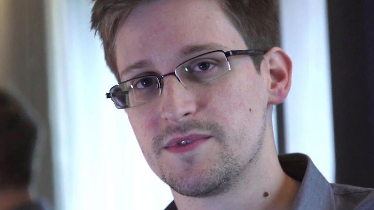 Edward Snowden hatte im Zuge seiner Enthüllungen ab Juni 2013 unter anderem erklärt, US-Geheimdienste könnten auch iPhones präparieren.