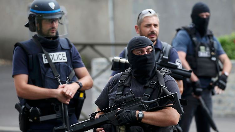 Auch Mitglieder einer Spezialeinheit nehmen an den Razzien in Argenteuil teil.