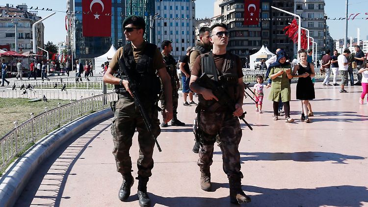 Schwerbewaffnete Wächter der Demokratie auf dem Taksim-Platz in Istanbul.