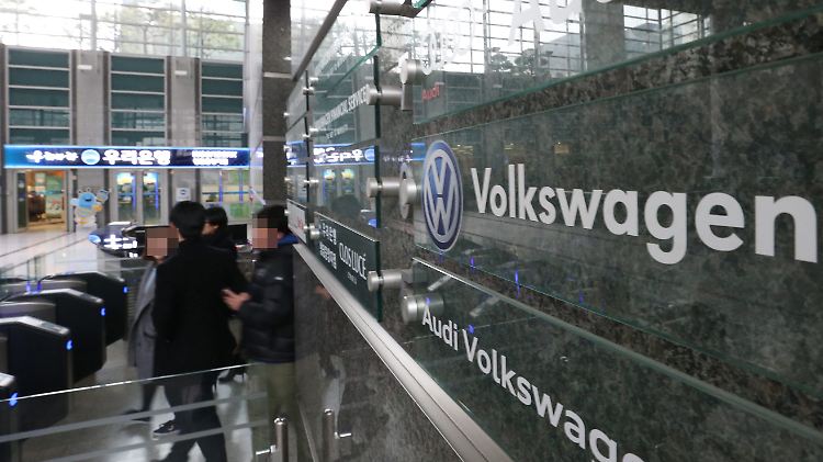Ermittler vor der Korea-Zentrale von Volkswagen