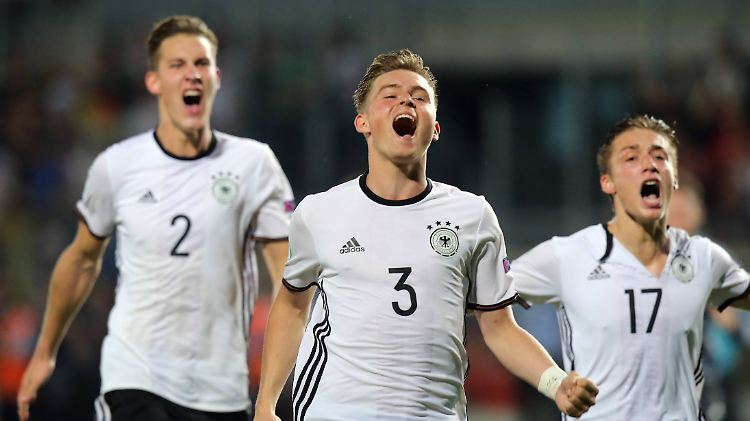 Benedikt Gimber (SV Sandhausen), Maximilian Mittelstaedt (Hertha BSC) und Marvin Mehlem (Karlsruher SC) bejubeln den spektakulären Erfolg gegen die Niederlande.
