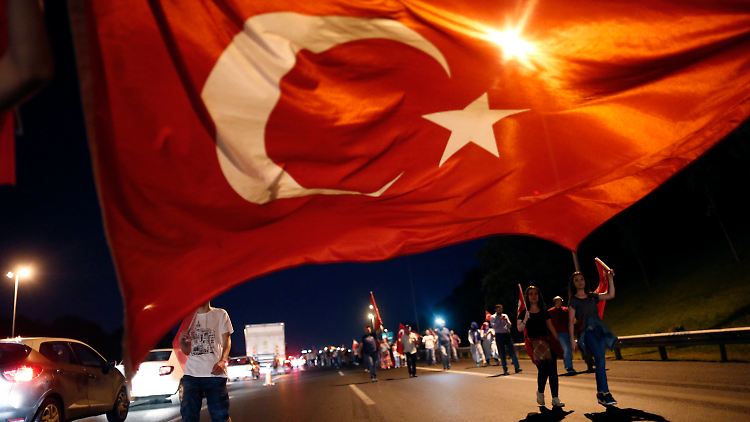 Erdogan-Anhänger feiern in Istanbul die Verhängung des Ausnahmezustands.