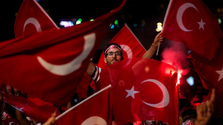 Erdogan-Anhänger in Istanbul: Auch in Köln wollen kommende Woche Tausende für den türkischen Staatschef auf die Straße gehen. 