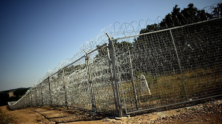 Dieser Zaun an der Grenze zwischen Bulgarien und Türkei steht schon. Bulgarien will ihn aber noch verlängern.