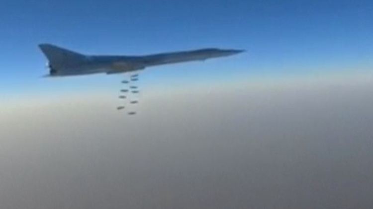 Das Bild des russischen Verteidigungsministeriums zeigt eine russische TU-22M bei einem Luftangriff in der syrischen Provinz Homs.
