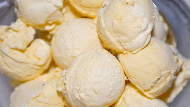 Wer sein Eis selbst macht, kann nach Belieben mit Zutaten experimentieren.