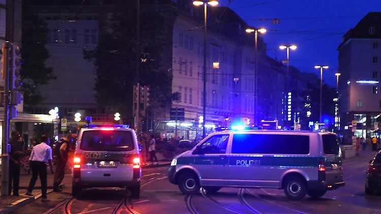 Zahlreiche Straßen wurden durch die Polizei gesperrt, die nach wie vor nach den flüchtigen Tätern sucht.